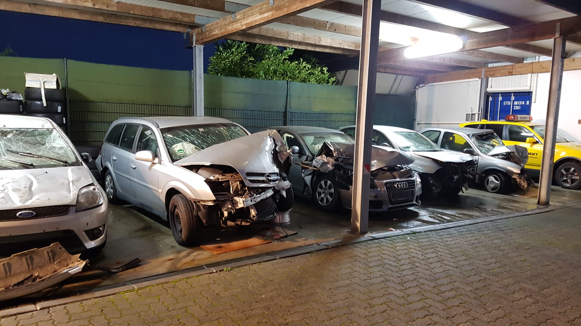 Fahrzeug unter Carport geschützt